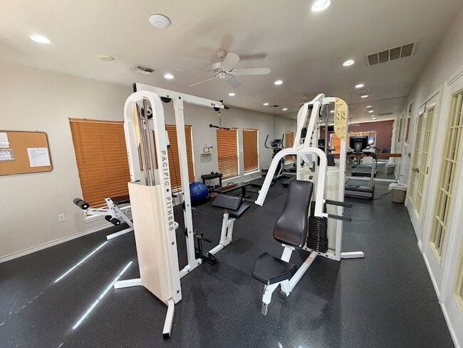 Building Photo - 2255 Braeswood Park Dr
