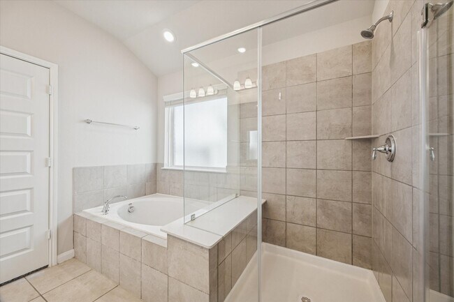 Building Photo - 10008 Deussen Ln