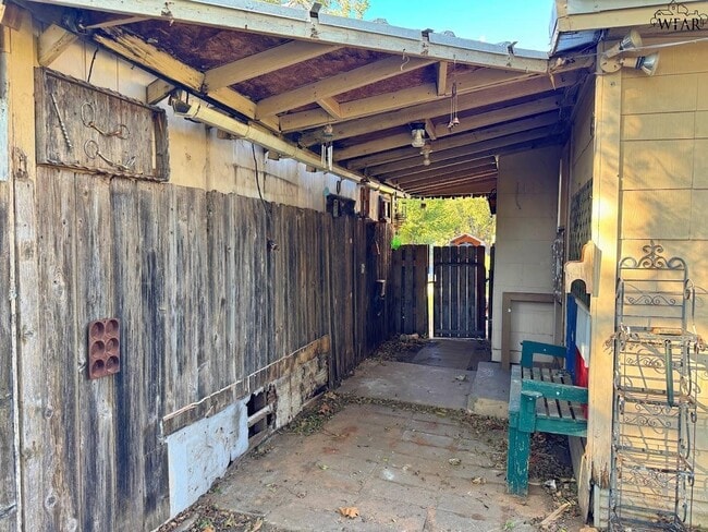 Building Photo - 704 Reagan St