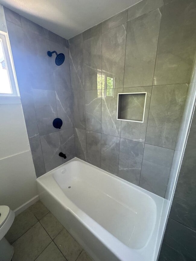 Building Photo - Charming Updated Duplex