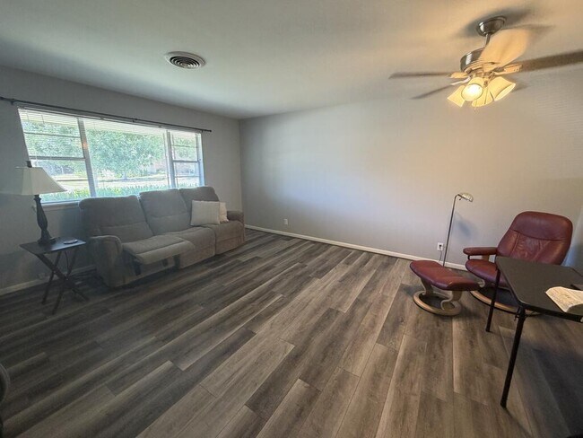 Building Photo - 802 Lake Dr
