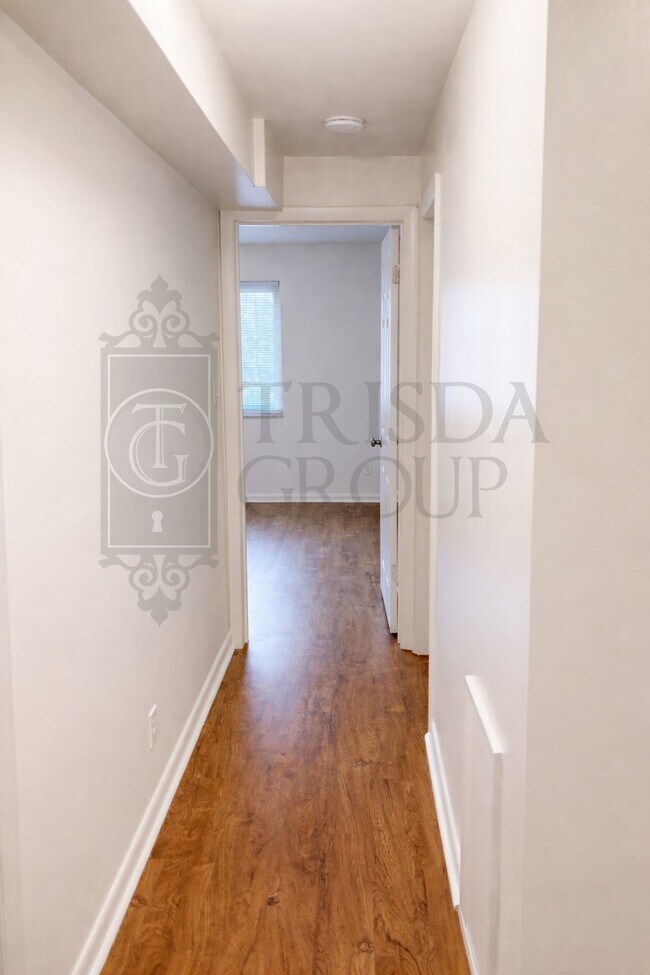Building Photo - Avail July 1: 2BR Apt in Crafton, 1 Off Street Parking, AC, W/D included, Quartz Countertops, DW,...