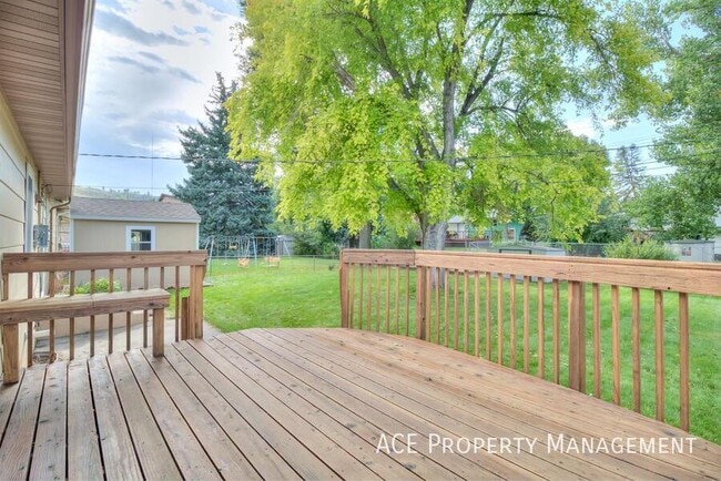 Building Photo - 2717 Lawndale Dr