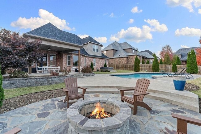 Building Photo - 504 NE Green Creek Rd