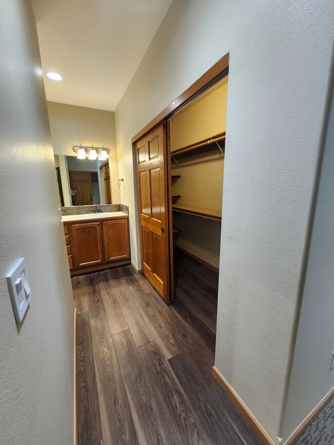Building Photo - Tuscan-Style Townhome for Rent – Prime Ken...