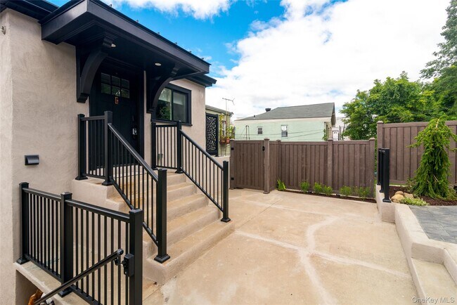 Building Photo - 86 Main St