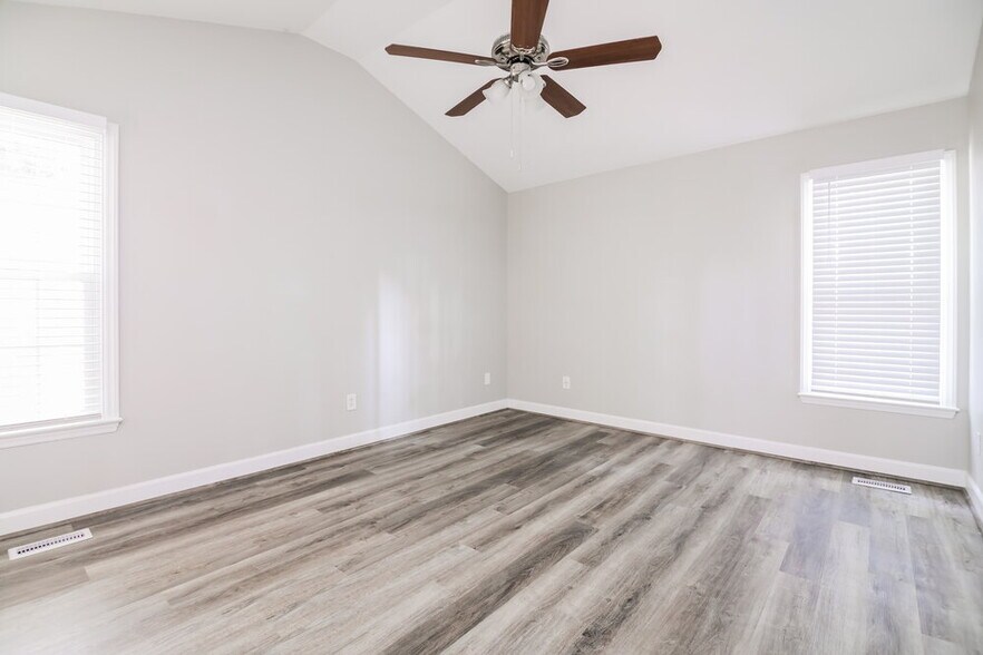 Building Photo - 998 St Catherines Dr