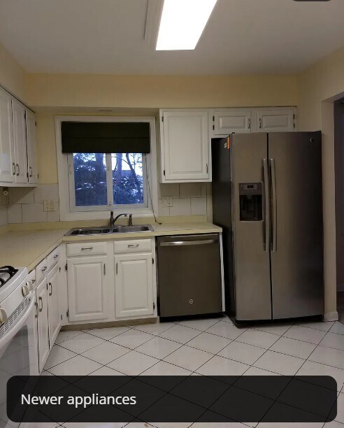 Building Photo - 330 E Forest Knoll Dr
