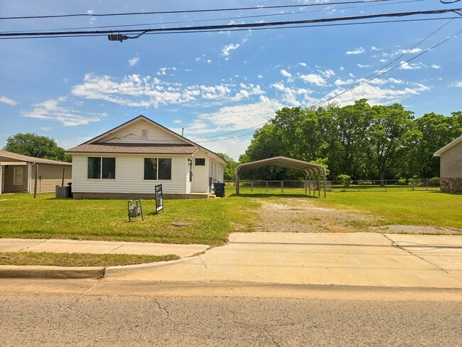 Building Photo - 3 Bedroom 1 Bath Home in Shawnee!