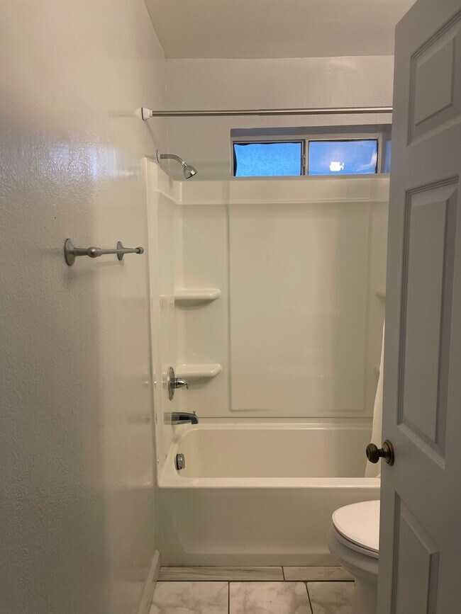 Building Photo - 10642 Coloma St