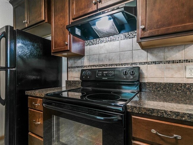 Building Photo - 212 S Mercedes Dr