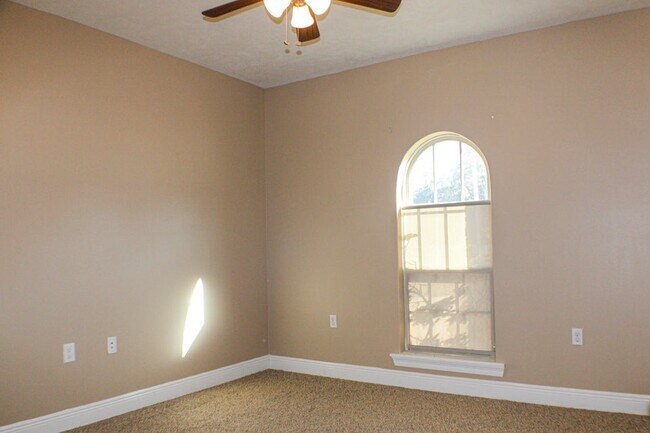 Building Photo - 162 James Dr