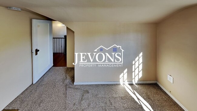 Building Photo - $895 Rent Credit - Charming 3-bedroom home with washer and dryer, an equipped kitchen, and nearby...