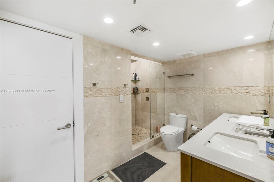 Building Photo - 2625 Collins Ave