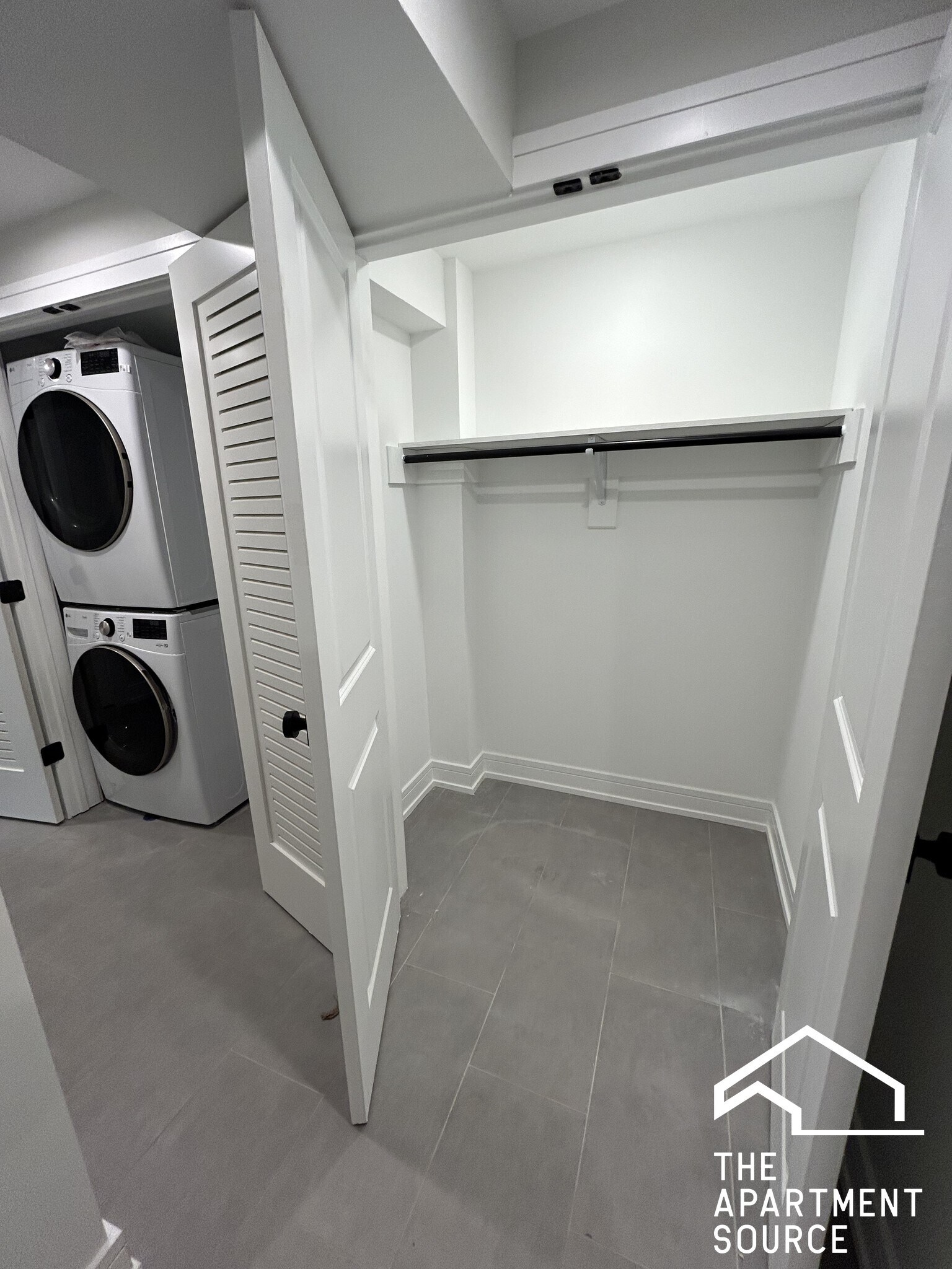 Building Photo - 858 N Paulina St