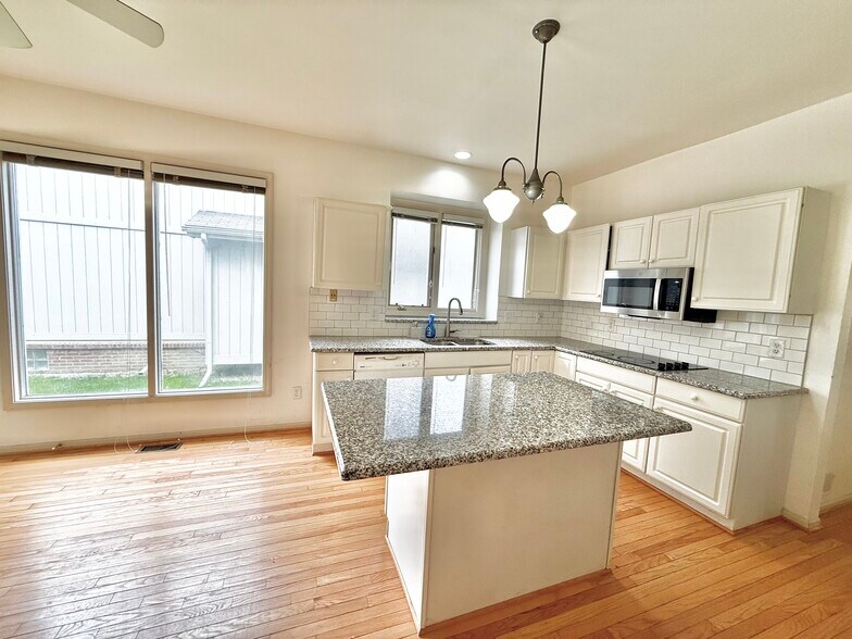 Building Photo - 30684 Tanglewood Trl