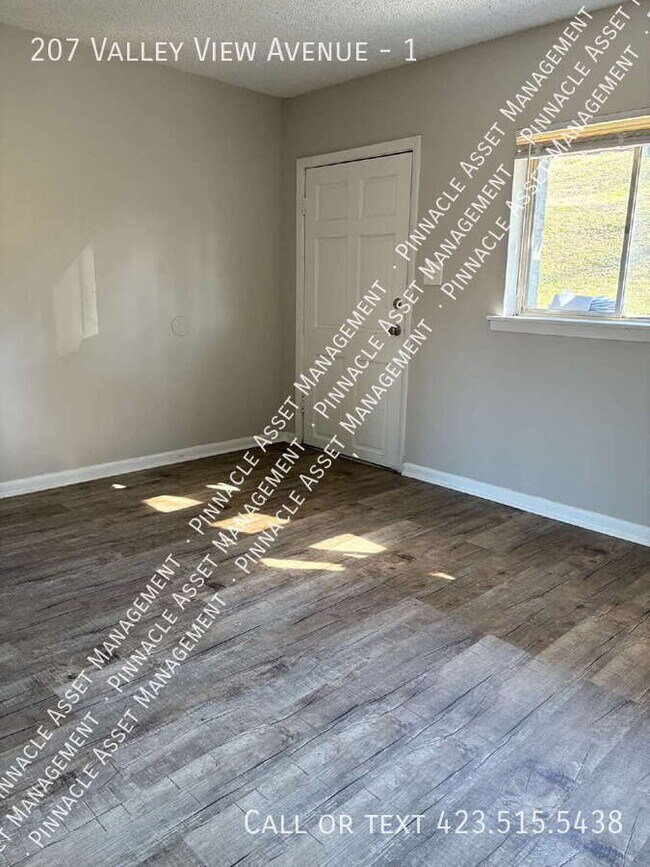Building Photo - 207 Valley View Ave