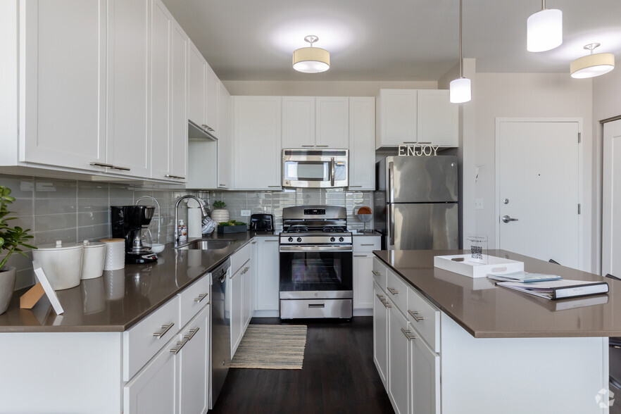 1BR, 1BA - 779SF - Kitchen - Midtown Square