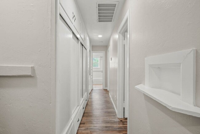 Building Photo - Babb Dr Duplex