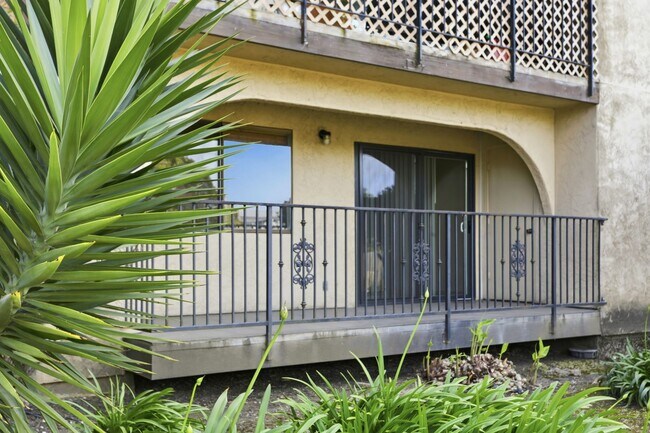 Building Photo - Gated Madonna Vista Community!