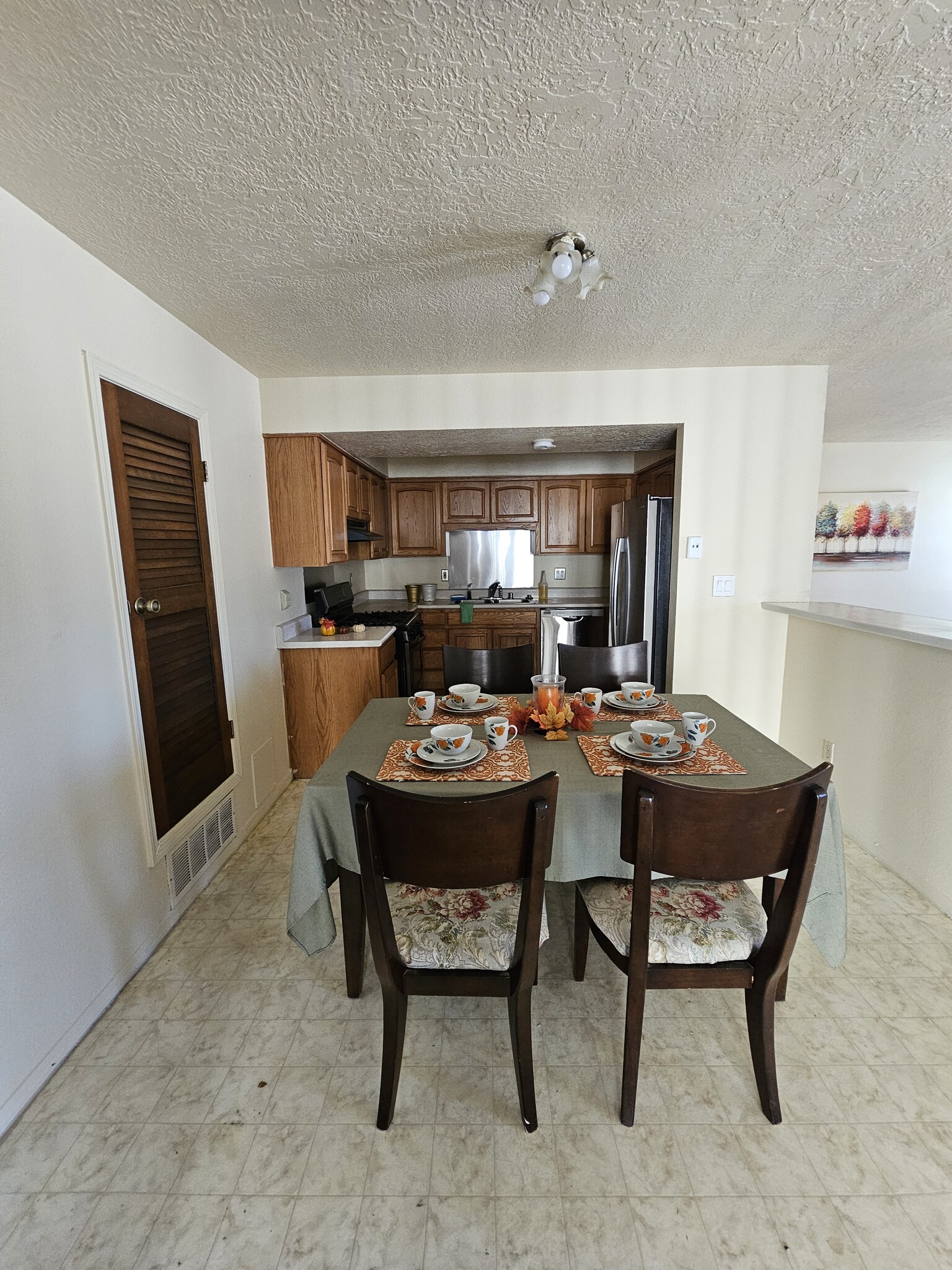 Kitchen/dining area - 1556 Common Dr