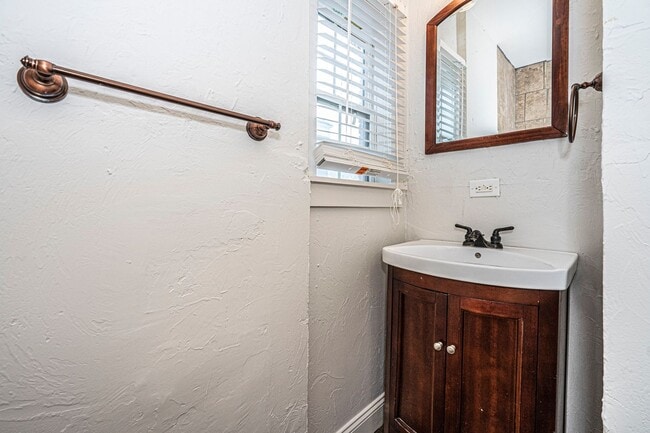 Building Photo - 2 Bed/1 Bath Home Near OCU!
