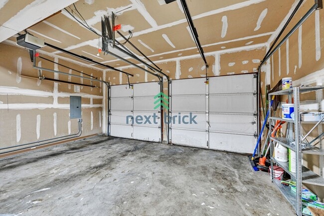 Building Photo - 3 BED & 2.5 BATH FOR RENT