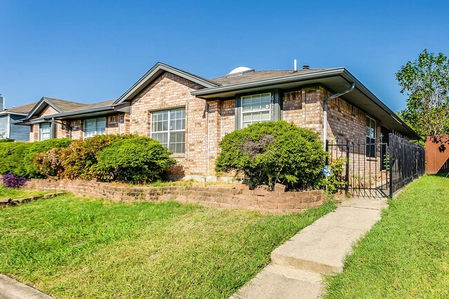 Building Photo - Cute 3 Bedroom 2 Bath 2 Car Garage One Sid...
