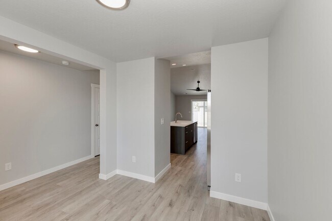 Building Photo - Adorable and affordable attached townhome for rent in Nampa! A must see!