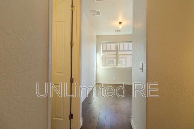 Building Photo - 2513 W Pollo Cir