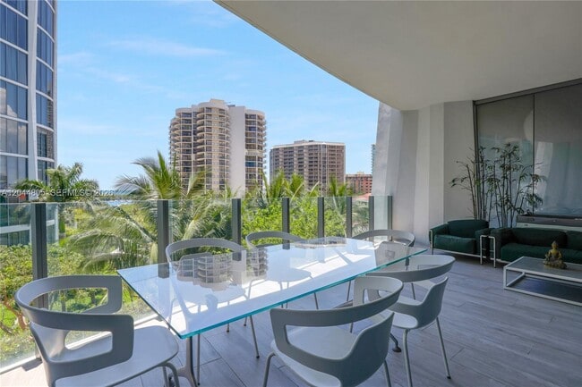 Building Photo - 2831 S Bayshore Dr