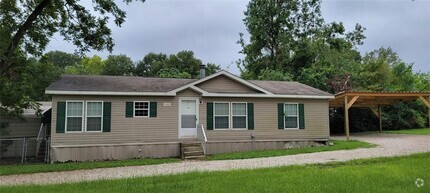 Building Photo - 3 bdrm, 2 bath home centrally located, clo...