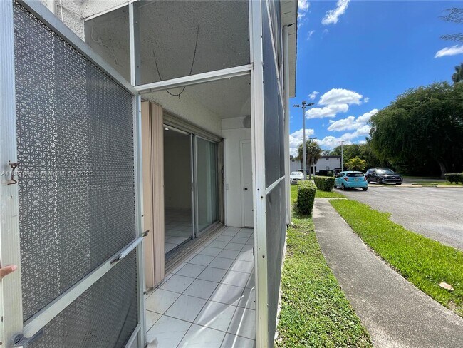 Building Photo - 10361 N Kendall Dr