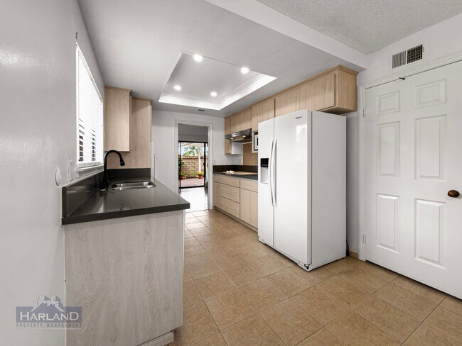 Building Photo - 5820 Caminito Cardelina