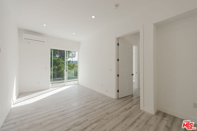 Building Photo - 4724 El Caballero Dr