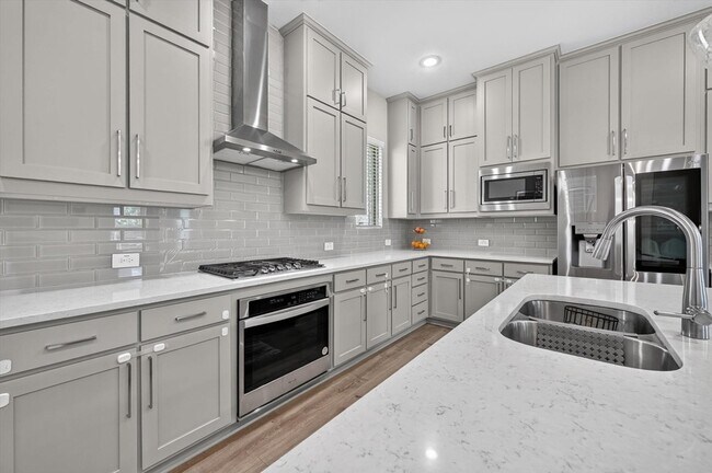Building Photo - 12991 Vinson Dr
