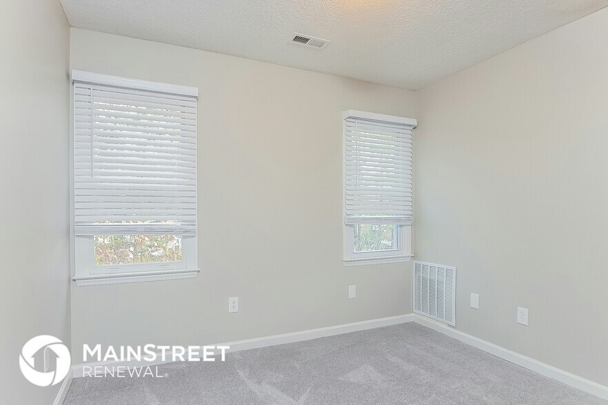 Building Photo - 828 Penncross Dr