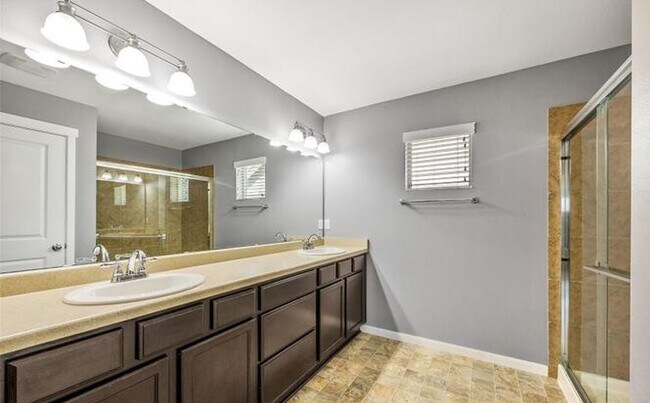 Building Photo - Updated 3 bedroom, 2.5 bath home in Tacoma!