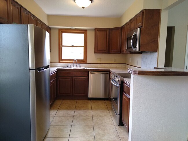 Building Photo - Charming 2 Bedroom 2 Bath w/ Large Yard, 1 Car Garage and Central Air/Heat