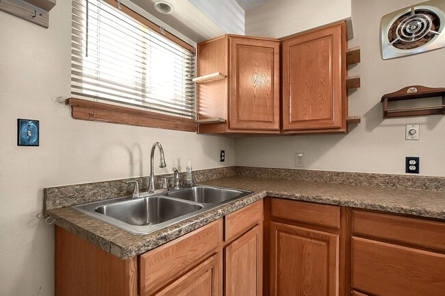 Building Photo - 3 Bed, 1 Bath Single-Family Home – Great L...