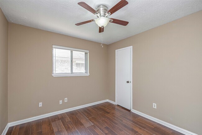 Building Photo - 16778 Glen Eagle Dr N