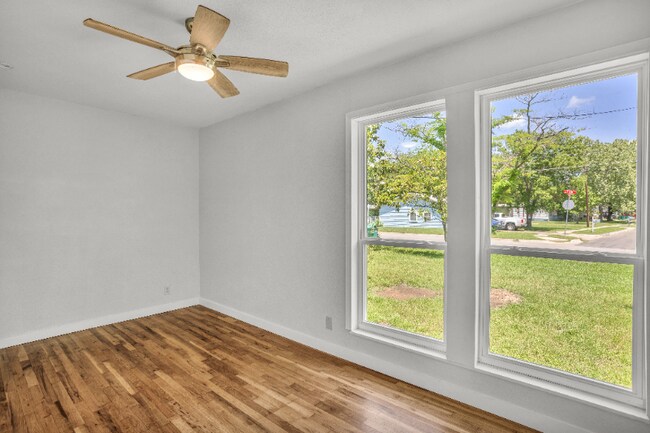 Building Photo - 705 E 9th Ave