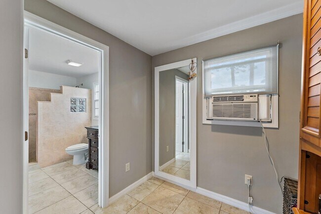 Building Photo - 5854 SE Orange Blossom Trail