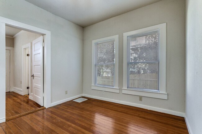 Building Photo - CHARMING VICTORIAN APARTMENT