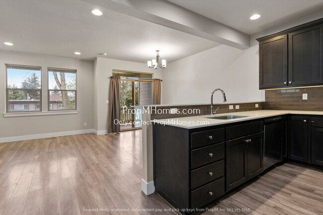 Building Photo - Terrific Milwaukie Three Bedroom Townhome - Close to Providence!