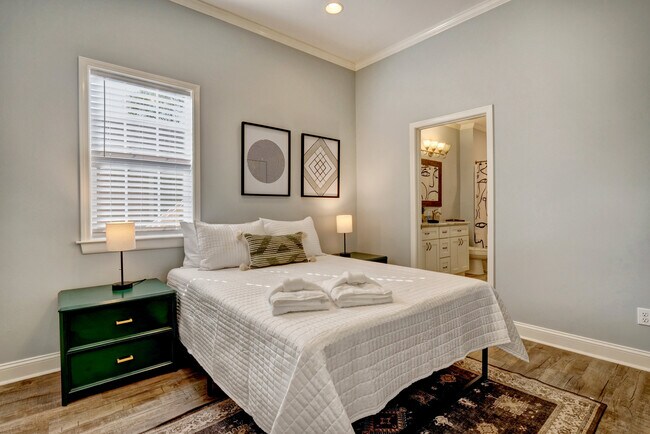 Primary bedroom with en-suite - 1015 Rankin St