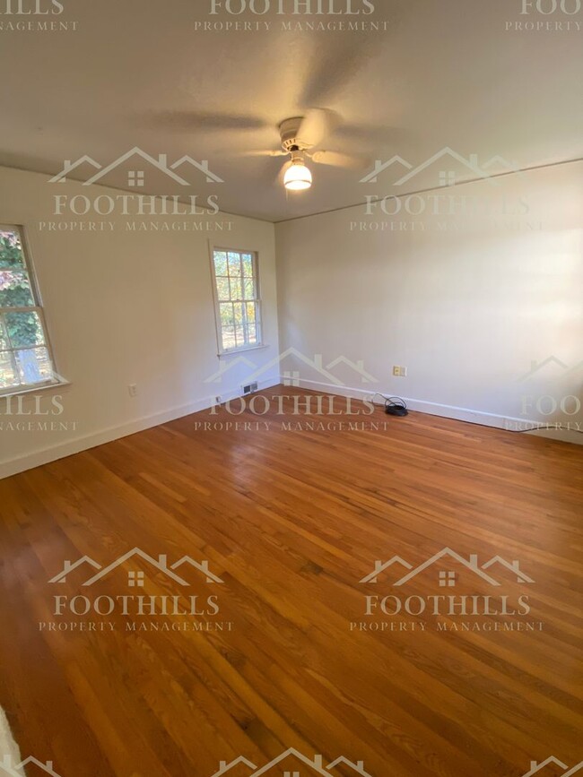 Building Photo - 3-Bed 2-Bath Brick Home with Spacious Lot,...