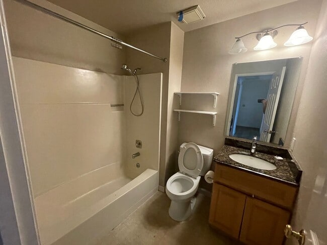 Building Photo - Beautifully Updated 3-Bedroom Condo in Pri...