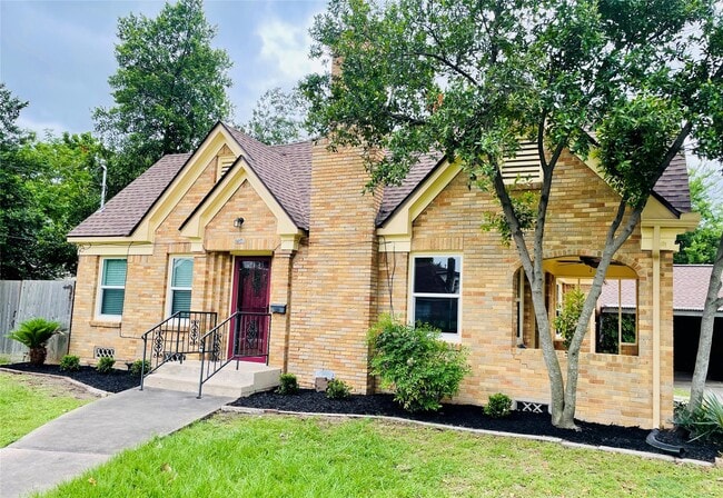 Building Photo - 704 Sue St