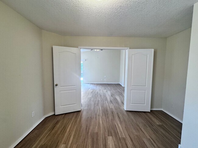 Building Photo - MOVE IN SPECIAL!! HALF OFF-SECURITY DEPOSIT! 3 bed 2 bath home in Los Lunas